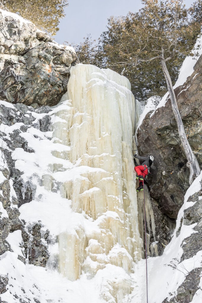 Cascade de glace au parc national d'Aiguebelle avec Camp de base Abitibi